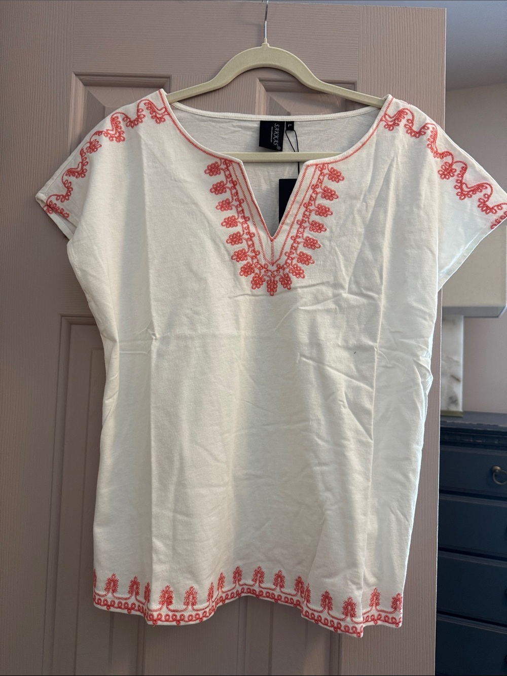 Sakkas White Tunic Top with Coral Embroidery
NWT
Size large
PTP is about 21 1/2